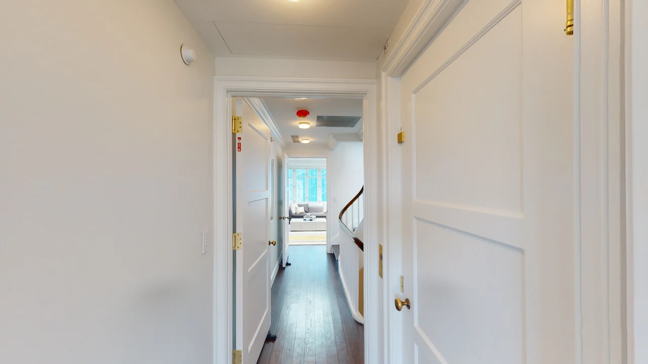 10 Bank Street — historical listing image 21