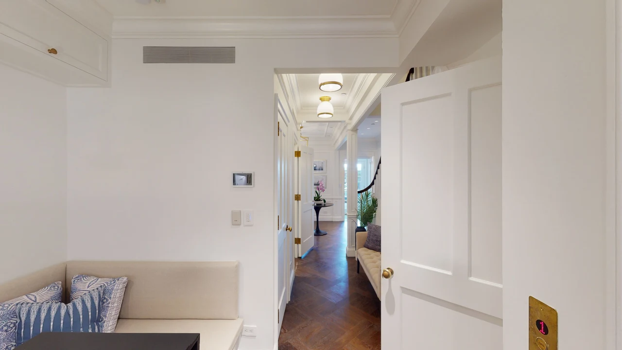 10 Bank Street — historical listing image 6
